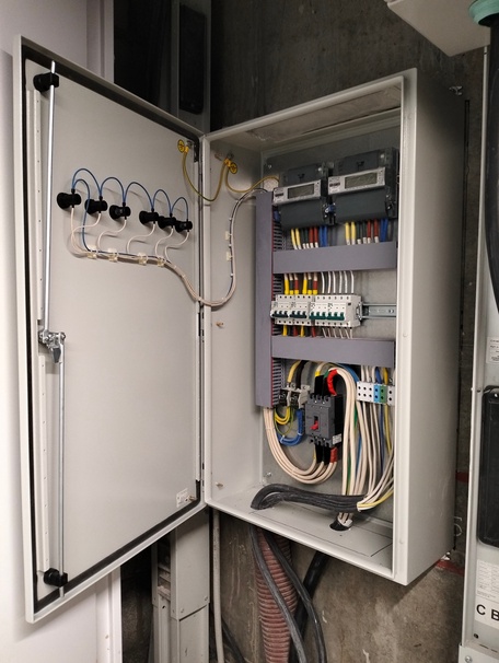 Производство распределительных щитов для жилых и коммерческих помещений.